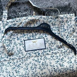 NWOT Agua Bendita long Clothing/Garment Bag (55 1/2 x 17) and matching h…